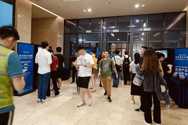 技诺无人咖啡机闪耀百万英才汇南粤醇香咖啡赋能制造业人才盛会