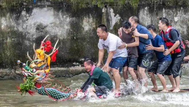 端午还剩1天猎德村的天塌了3条龙舟翻2条原因出在闺女身上